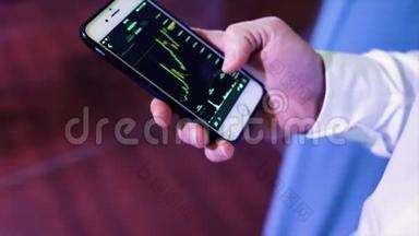 商人使用智能手机检查全球证券交易所的收入。 库存。 在线格式全息手机